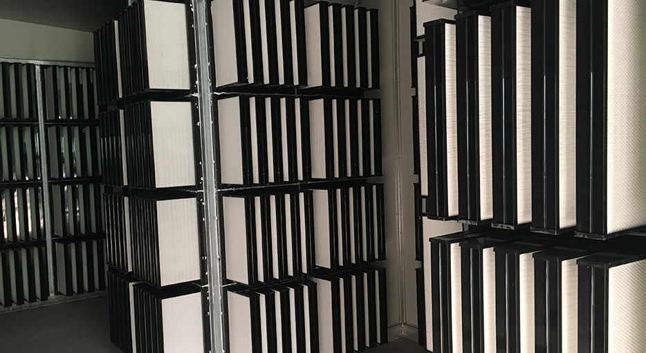 Antibio养猪场空气过滤系统亚高效主过滤墙内侧。