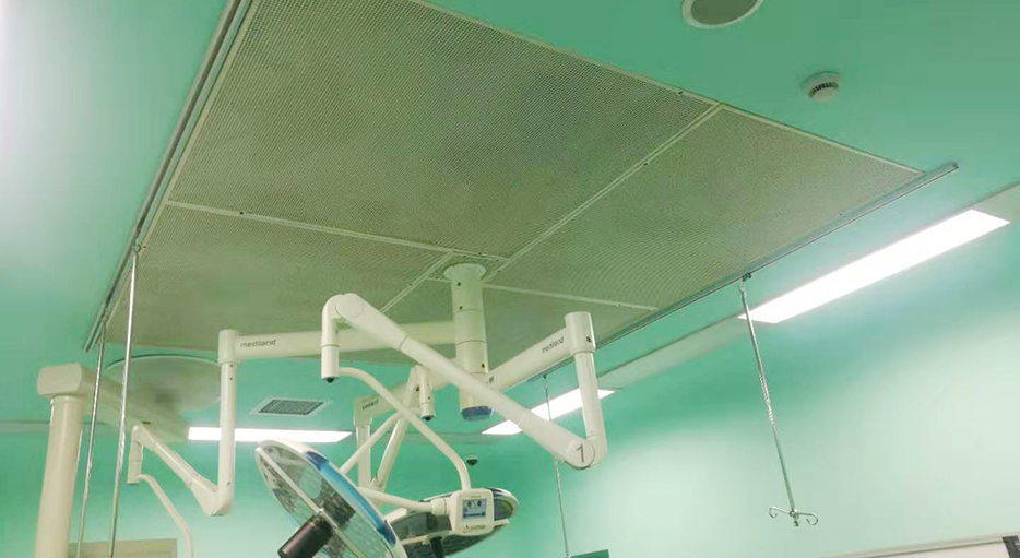 手术室安装液槽密封式高效过滤器，及高分子均流膜，为手术时的空气防疫提供保障。